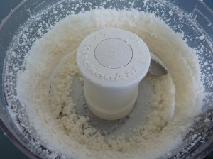 endlich nach ca. 10. Min tritt langsam das Öl aus den Kokosraspeln und verklebt zu einem Brei