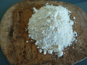 der Mandelrest, getrocknet und im Blender oder in einer Kaffeemaschine gemahlen