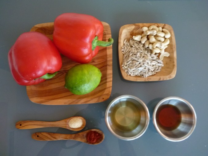 2 große Paprika oder 3 kleine, ca. 50g Cashew, 40-50g Sonenblumenkerne gemahlen, 2 Eß. Öl, 2Eß. Apfleessig, 1 Spritzer Limone, 1 Teel. Knobisalz oder Salz und Knoblauch, 1 Teel. geräuchertes Paprikapulver oder nur Paprikapulver,
