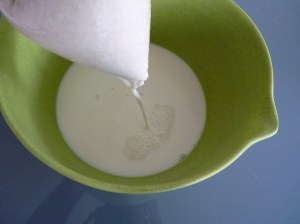 durch einen Nussbeutel gefilterte Kokosmilch. Ein Geschirrtuch geht auch.