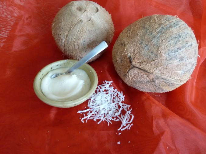 Kokosbutter ist streichfähig, wenn es  nicht im Kühlschrank gelagert wird.