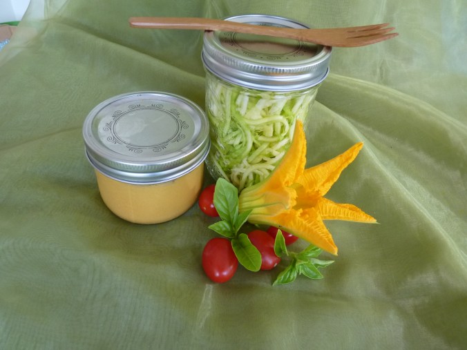 Spaghetti aus dem Glas mit roher Tomatensause