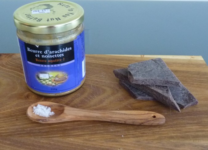 Nussmus, vegane dunkle Schokolade und etwas fleur de sel