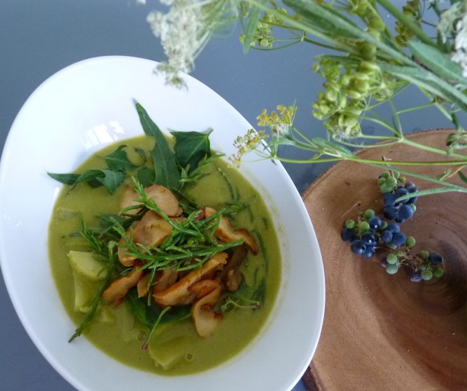 Suppe aus frischen Erbsen mit rohem Seespinat, rohem Seespargel und gedünstetem Lobsterpilz