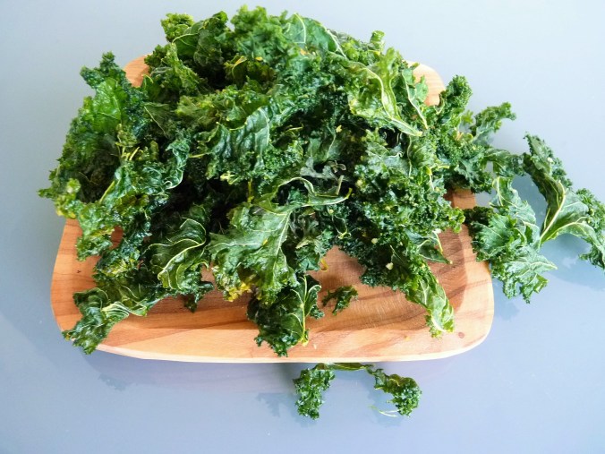 knusprige Grünkoh Chips mit Hefeflocken