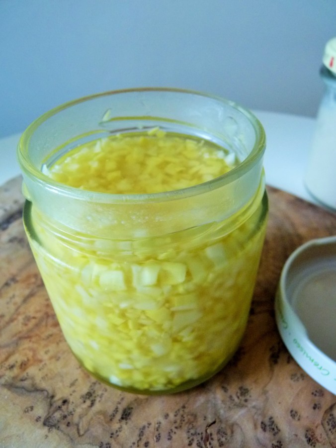 in kleine Würfelchen geschnittener Knobi und Ingwer 50:50