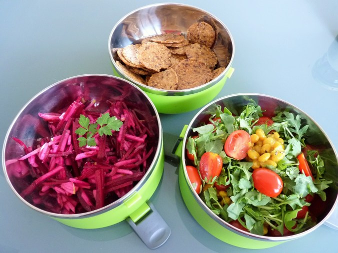 glutenfreie Kräcker, rote Beete Apfel Salat und Bohnen mit Tomate und Rucola