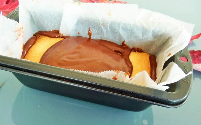 Kekse und Schokomasse in eine Kastenform schichten