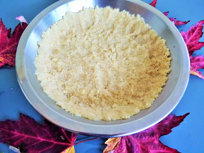 den bröseligen Teig in die gefettete Form und leicht festdrücken