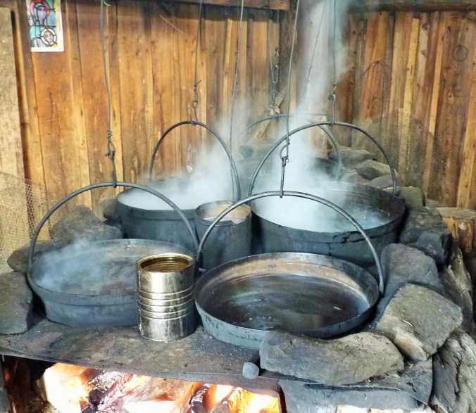 traditionelles Einkochen des Ahornsaftes bis zum Sirup. Dieser Ahornsirup schmeckt etwas geräuchert 