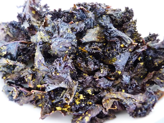 Blau-Grünkohl mit Hefeflocken, Salz, Öl , Zitrone und Ahornsirup