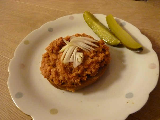 veganes Mettbrötchen mit Gewürzgurke - der Klassiker hier im Norden