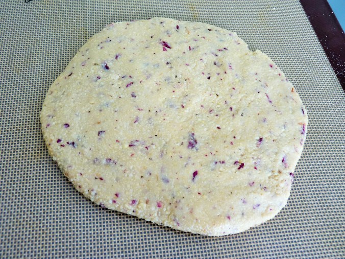 etwas plattdrücken und mit Pergamentpapier abdecken und ausrollen