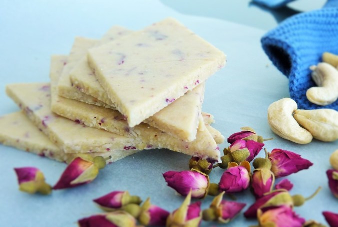 in der typischen Diamond Form geschnittene Kaju Katli