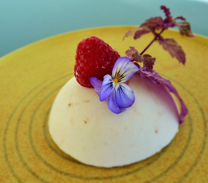 Zitronencreme in einer Hlakugelform und Innen mit einer Hiimberkugel