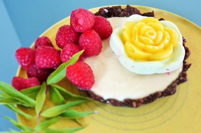 der Boden ist aus Mandeln, Pecan, Kakao und Datteln, ich liebe Zitrone-Schokolade