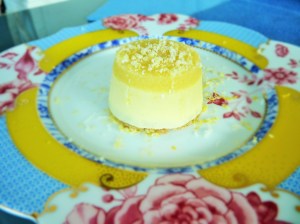 aus einer Silikon Muffinform, erst den Zitronenspiegel, dann die Zitronencreme und abschliessen mit dem Mandelboden