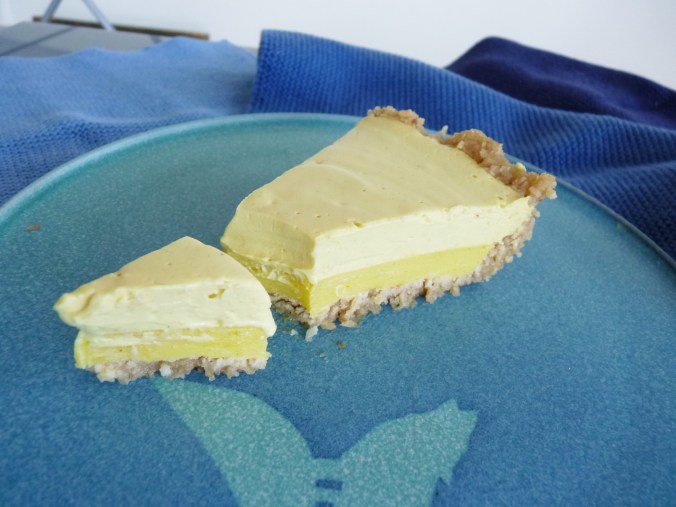 Zitronentarte mit einer gelierten Zitronen-Irish Moss Masse und einer Zitronen Cashew Masse, der Boden ist aus Macadamia und Dattelmus