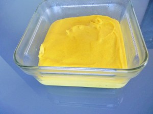 hier ist der Brei in eine Glasform gefüllt und bleibt ein paar Stunden im Kühlschrank