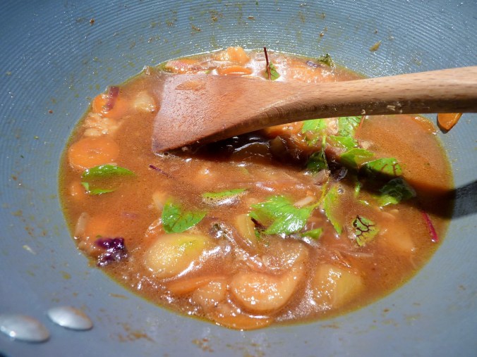 mit Flüssigkeit aufgießen und köcheln lassen