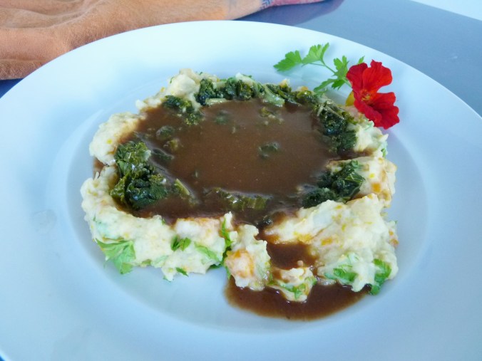 Kartoffel-Karotten-Brei mit Grünkohl und Bratensoße