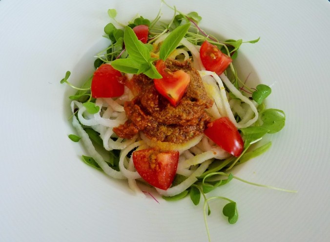 roh vegane Salsa Finta und Daikon Spaghetti