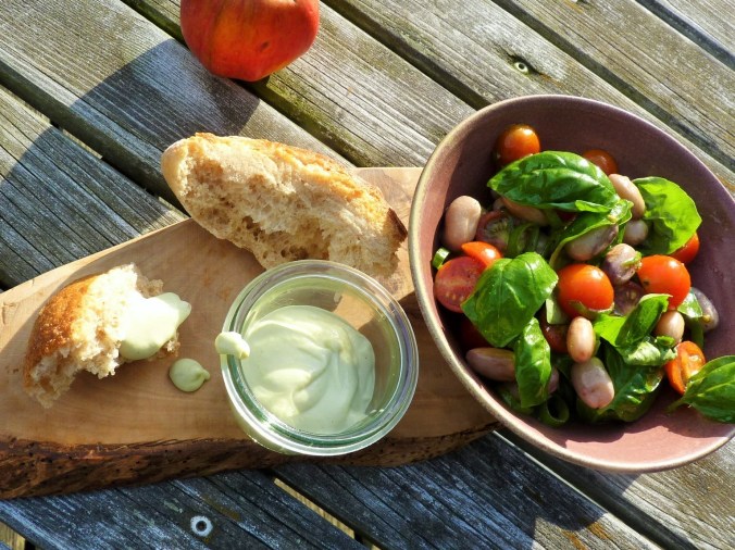vegane Mayo mit Bohnen-Tomaten-Basilikum Salat