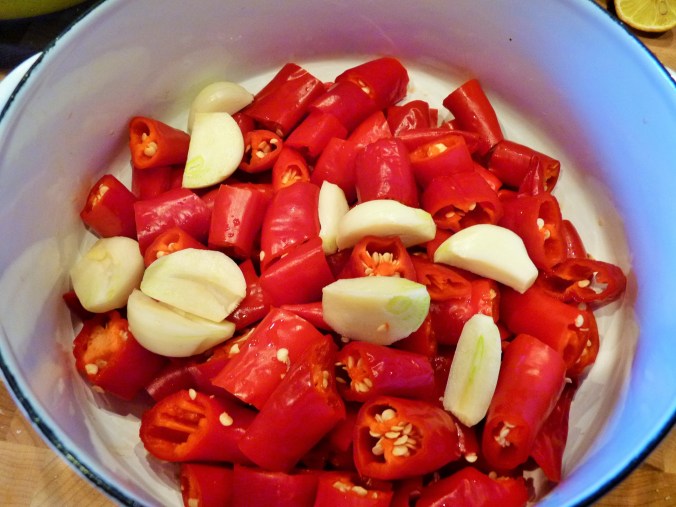 kleingeschnittene Chilis mit Knobi