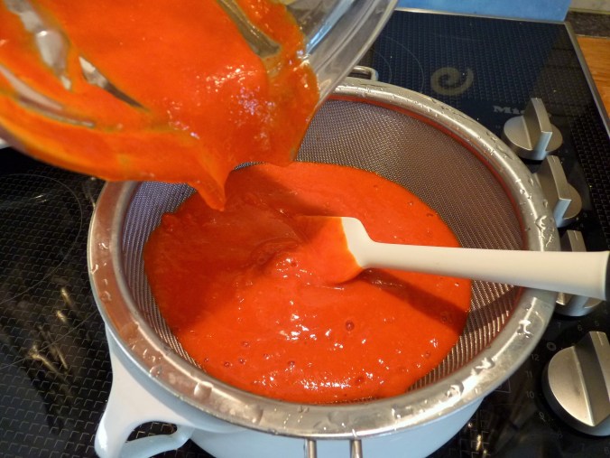 im Vitamix püriert, gesiebt und mit Zucker und Salz aufgekocht