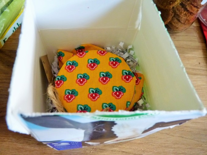 Milchbox, geschredderte Dokumente und Sriracha