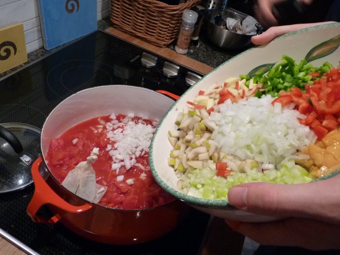 Tomaten in eine gr. Topf mit den Gewürzen, die in einen kleinem kleinen Beutel stecken 