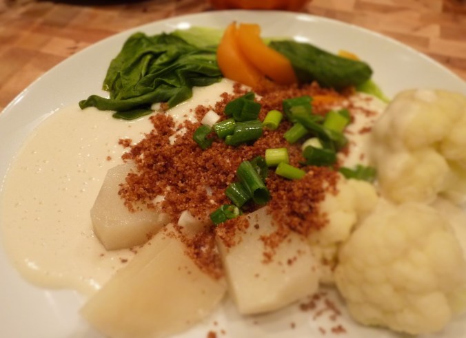 gedünstetes Gemüse, weiße Soße und in Öl gebratene Brotkrümmel