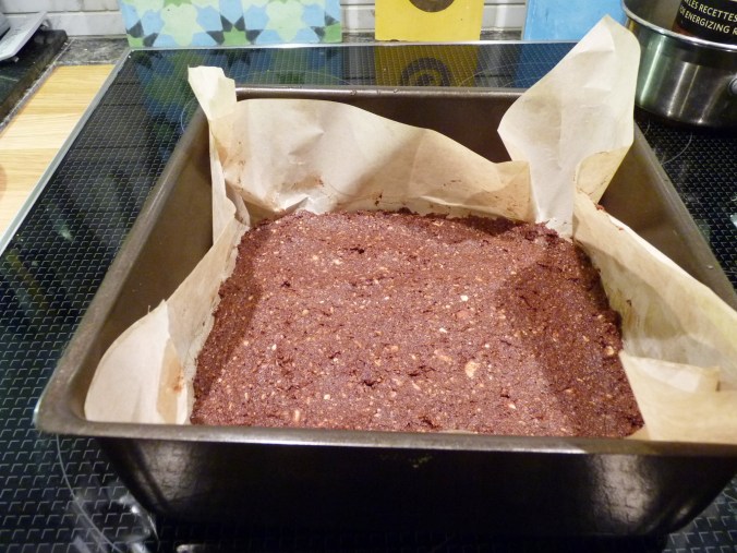 Kastenform mit dem rohen Teig in der Gefriertruhe warten lassen