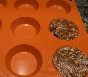 in Form gepresst und erkalteten lassen