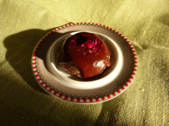 keine Energiekugel mit Rosenblättern