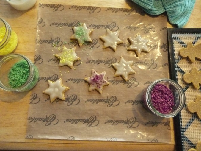 mit eingefärbten Kokosraspeln dekorieren