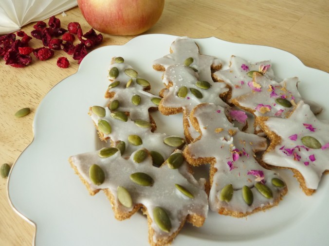 oder mit Kürbiskernen und Rosenblättern verziert